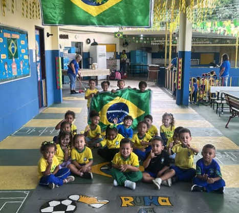 Corredor e pátio coberto da creche