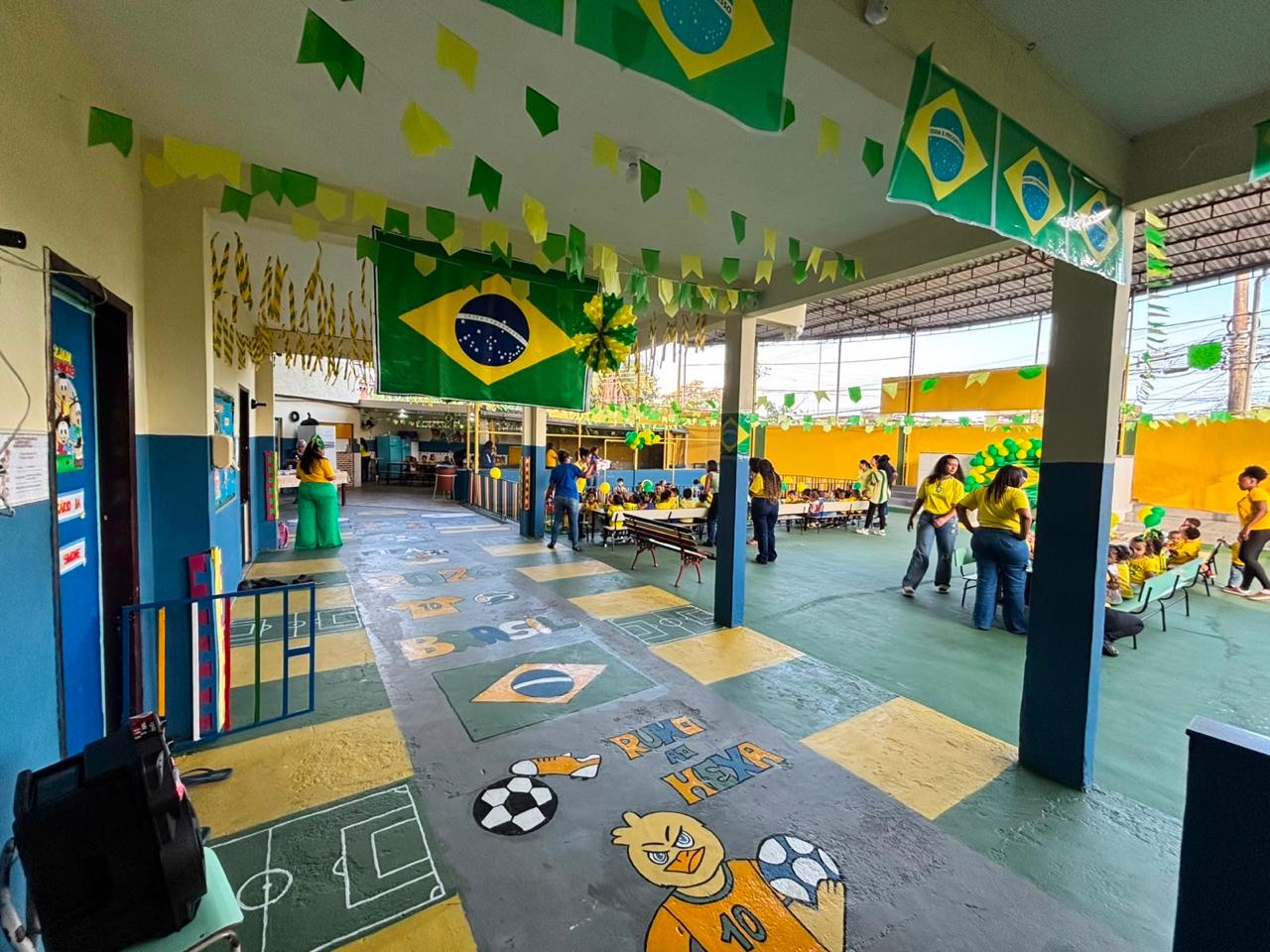 Vista ampla do pátio decorado da creche