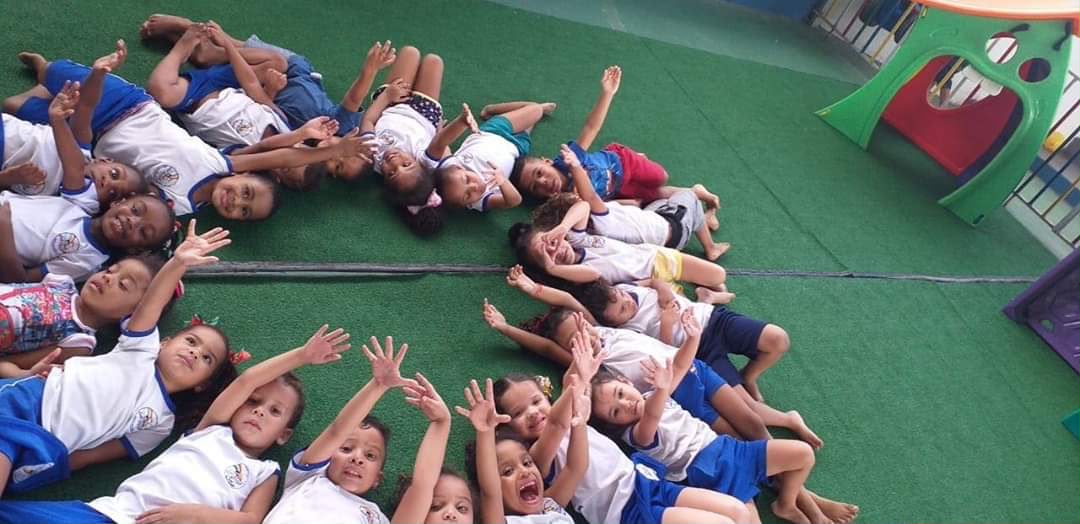 Crianças da creche em momento especial da campanha
